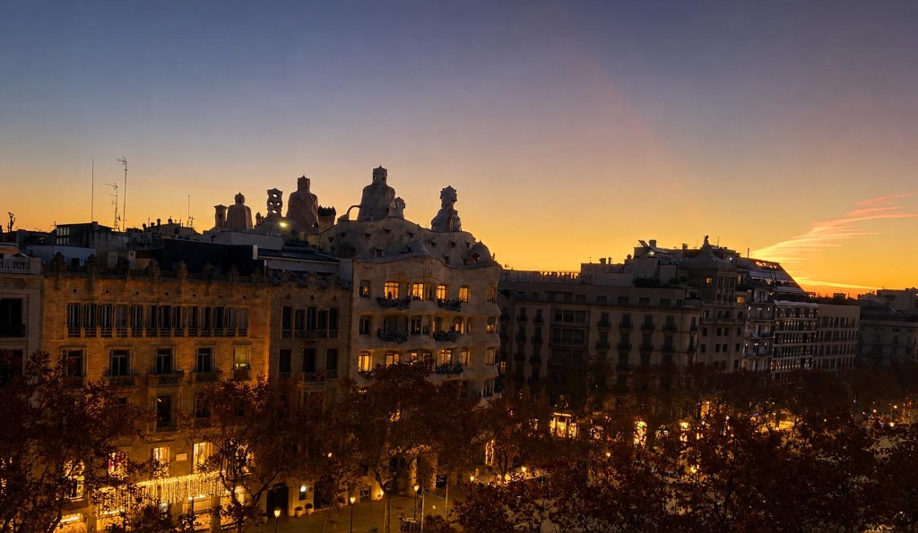 La Pedrera iluminada al anochecer, Barcelona