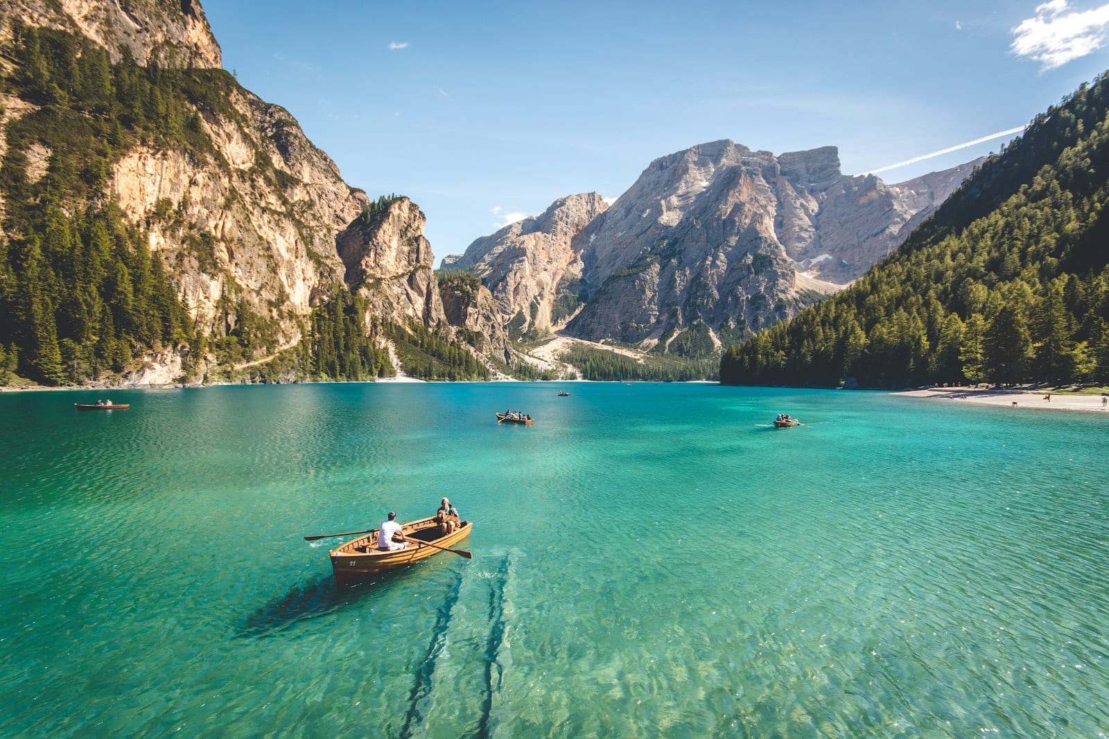 Lago en calma al amanecer