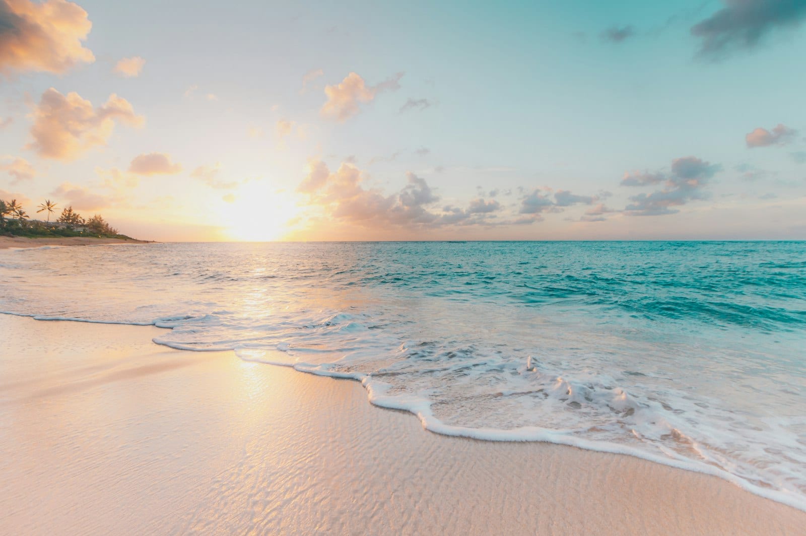 Playa serena al amanecer